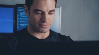 Bir veri merkezi bilgisayarda çalışma geliştirici programcı portresi monitör ekranlar ile doldurdu. Steadicam atış