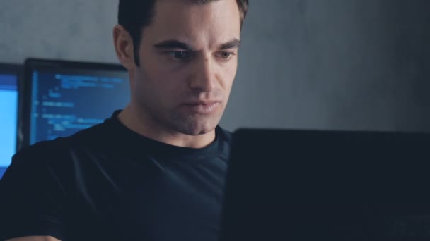 사무실에서 밤에는 컴퓨터에서 작업 하는 프로그래머 개발자. Steadicam 샷 — 비디오