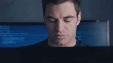 Deneyimli programcı geliştirici inşaat üstünde yeni bir program genç adam Close-up yazılımın kaynak kodu yazıyor.