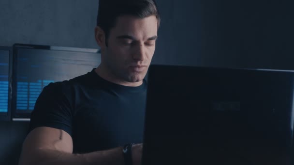 Programmer Developer écrit le code source du logiciel. Travailleur masculin se concentrant sur les codes au bureau — Video