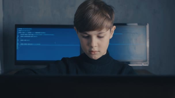 Boy Wunderkind Hacker Hacks Computer Systems. en el centro de datos — Vídeo de stock