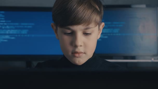 Prodígio Boy Hacker Programador trabalhando no computador em data center secreto — Vídeo de Stock