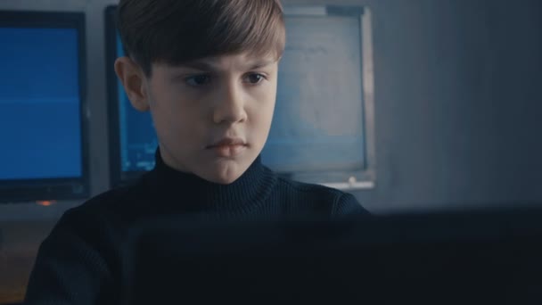 Prodigy Boy Hacker Programmer bekerja pada komputer di pusat data rahasia — Stok Video