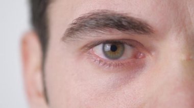 Bir adamın gözü kapat. Öğrenci ağır çekimde daraltır