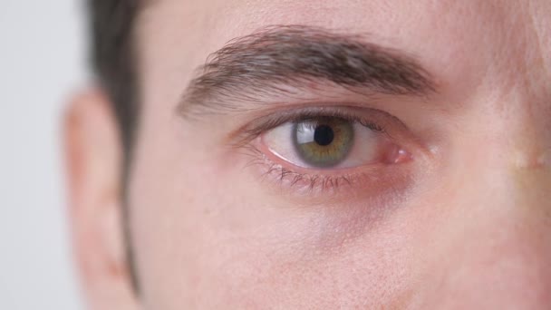Primo piano di un occhio maschile. La pupilla si restringe al rallentatore — Video Stock