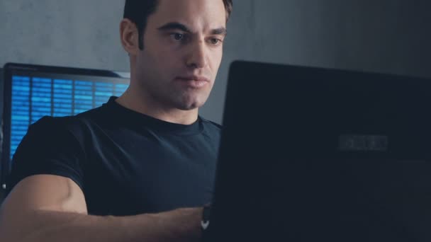 Programmerare utvecklare arbetar på en dator på natten på kontoret. Steadicam skott — Stockvideo