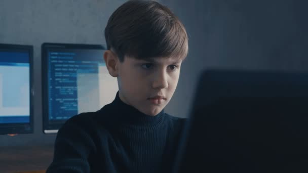 Prodigy Boy Hacker programátor pracuje na počítači v tajných datového centra — Stock video