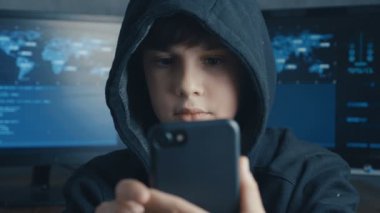 Genç bir smartphone aygıtı kullanarak veri merkezinde çocuk kapşonlu. Dahi mucize çocuk portresi sistem siber kesmek..