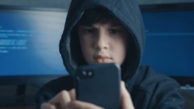 Genç bir smartphone aygıtı kullanarak veri merkezinde çocuk kapşonlu. Dahi mucize çocuk portresi sistem siber kesmek..