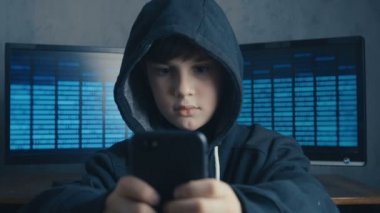 Genç bir smartphone aygıtı kullanarak çocuk kapşonlu. Dahi mucize çocuk portresi sistem siber kesmek..