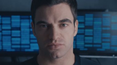 monitör ekranlarla dolu bir veri merkezindeki bir programcı geek portresi kapatın