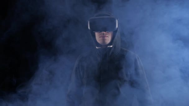 Futuristisk värld av globala virtuell verklighet. En man är i virtuell verklighet med glasögon. — Stockvideo