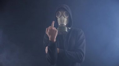 Gaz Maskeli adam stalker Siktir, pis, karanlık bir yerde gösterir
