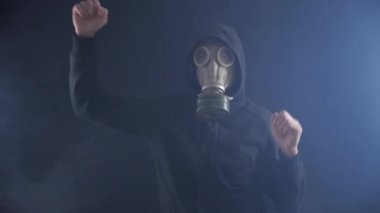 bir siyah dumanlı arka plan üzerinde dans Gaz Maskeli adam stalker