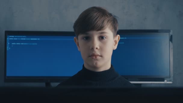 Prodigy αγόρι χάκερ προγραμματιστής στο κέντρο δεδομένων γεμάτο με οθόνη οθόνες — Αρχείο Βίντεο