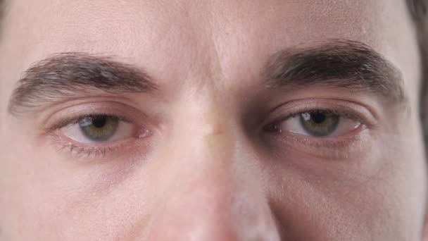 Gros plan sur des hommes aux yeux ennuyeux. Un regard terne — Video