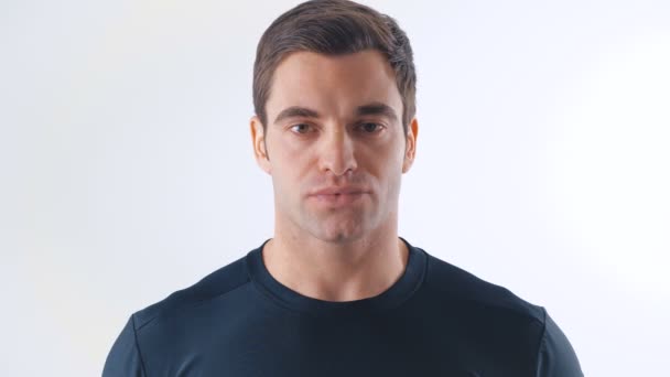 Beyaz Arka Planda Siyah Shirt Atletik Bir Adam Portresi — Stok video
