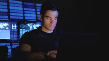 Deneyimli programcı geliştirici inşaat üstünde yeni bir program genç adam yazılımın kaynak kodu yazıyor.