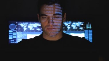 Bilgisayar veri merkezindeki iken Oda karanlık ofis onun yüzünde mavi kod karakterlerini yansıtan çalıştığı hacker programcı.