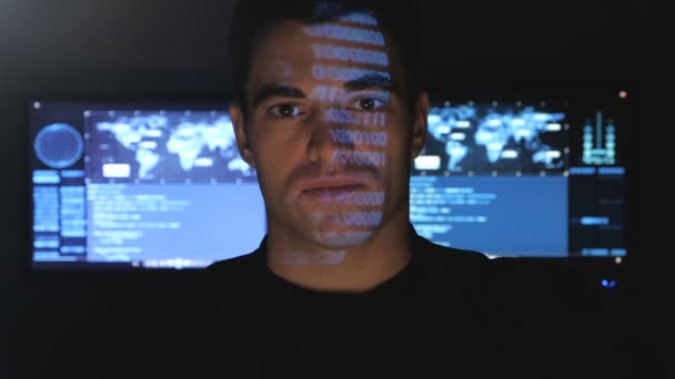 Primer plano retrato de guapo programador friki en un centro de datos lleno de pantallas de monitor — Vídeo de stock