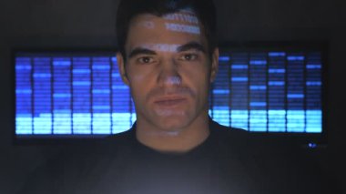monitör ekranlarla dolu bir veri merkezindeki bir programcı geek portresi kapatın
