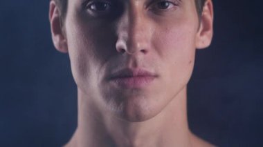 Onun gözleri ve kameraya bir siyah arka plan üzerinde görünüyor yakışıklı adam açar, yakın çekim