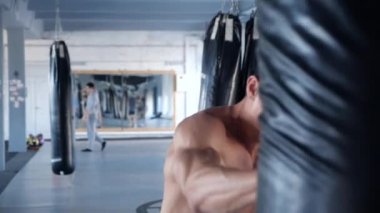Spor salonunda boks güçlü beyaz adam. Boks torbası ile eğitim boksör atlet