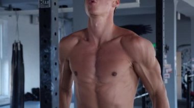 Paralel bar yapıyor workouter yan görünüm dips. Triceps yapan kas genç erkek spor salonunda dips.