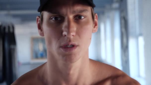 Yakın çekim portre egzersiz spor salonunda yakışıklı erkek fitness sporcunun — Stok video