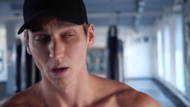 Close-up retrato de atleta masculino bonito na sala de ginástica — Vídeo de Stock