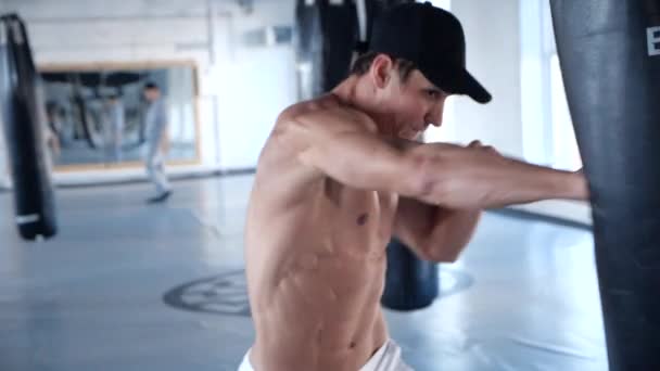 Strong caucasian man boxing at gym. Boxer athlete training with boxing bag — Stock Footage Strong caucasian man boxing at gym. Boxer athlete training with boxing bag Stock Video