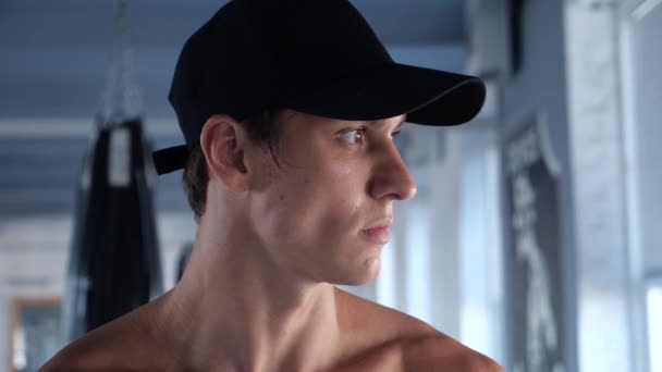 Close-up πορτρέτο του όμορφος άνδρας αθλητής γυμναστικής στο γυμναστήριο προπόνηση — Αρχείο Βίντεο