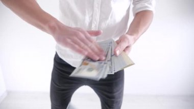 Rich Man beyaz bir arka plan üzerinde para atma. Ağır çekim