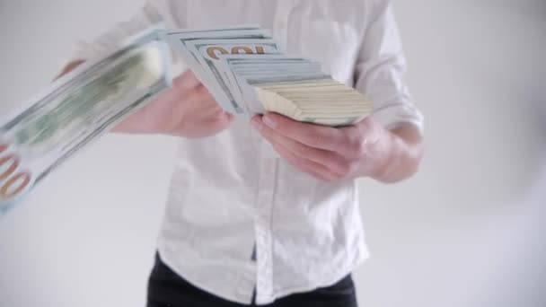 Gelukkig Man geld te gooien op een witte achtergrond. Slow motion — Stockvideo