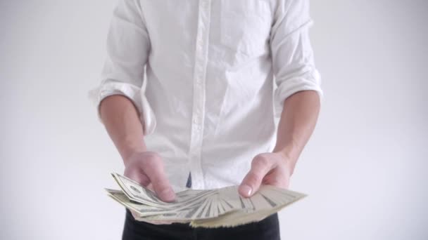 Bohatý Businessman házet peníze na bílém pozadí. Zpomalený pohyb — Stock video