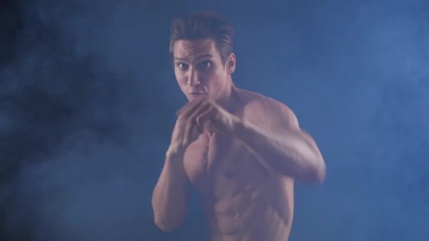 Sportoló Boxer Ütéseket Arcát Egy Intenzív Nézd Meg Füstös Sötét — Stock videók