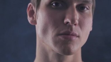 Duman e-sigara vape yavaş çekimde siyah arka plan üzerine ile büyük bulutlar exhaling yakışıklı adam vaper kadar kapatın