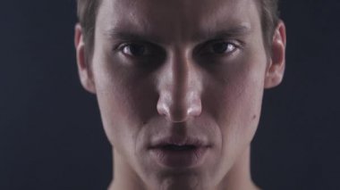 Duman e-sigara vape yavaş çekimde siyah arka plan üzerine ile büyük bulutlar exhaling yakışıklı adam vaper kadar kapatın