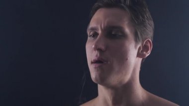 Duman e-sigara vape yavaş çekimde siyah arka plan üzerine ile büyük bulutlar exhaling yakışıklı adam vaper kadar kapatın