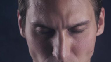 Odaklı bakış. Erkek kamera izole görünüyor. Adam yakışıklı ve serin görünüyor. Adam odaklı dört gözle yoğunlaşmıştır. Portre