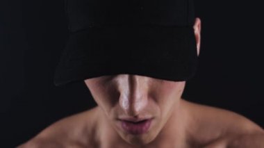 Gömleğini çıkar çıplak yumruk boks ve siyah arka plan üzerine kameraya Delme ile sert adam