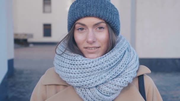Nahaufnahme Porträt einer jungen attraktiven Frau in stylischem Outfit vor dem Hintergrund der Stadt — Stockvideo
