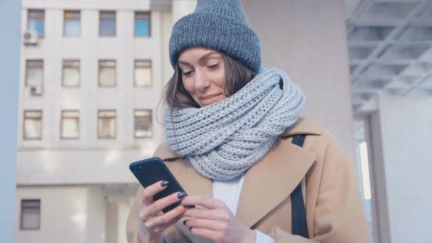 Yakın çekim portre çekici genç kadın şık kıyafeti Smartphone vasıl şehir geçmiş açık denetler — Stok video