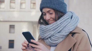 Şık kıyafet Smartphone vasıl şehir geçmiş açık denetler genç çekici kadın portresi kapatın