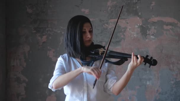 Mulher músico executa com um moderno electro-violino — Vídeo de Stock