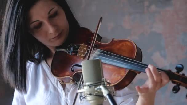 Primo piano della musicista donna in camicia bianca che suona il violino — Video Stock