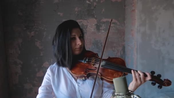 Mujer músico de camisa blanca tocando el violín — Vídeo de stock