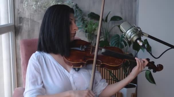 Retrato de la mujer músico tocando el violín, toma de cámara constante, cámara lenta . — Vídeo de stock