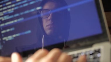 Çift Pozlama: başlık ve gözlük bir programcı geliştiricisi program kodu yazar