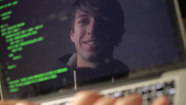 ダブル露出: メガネで男のハッカーノートパソコンで働いている。プログラマーがモニターにグリーン・コード・リフレクションを書き込む — ストック動画